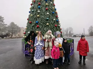 на центральной площади города Починка у районного Дома культуры состоялось открытие главной новогодней ёлки, которое начинает череду удивительных и сказочных новогодних праздников - фото - 10