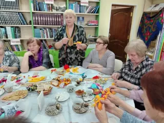 фольклорные посиделки «Веселись, честной народ, Масленица идет!». Разудалая Масленица прошла в литературно-музыкальной гостиной «Вдохновение» Центральной районной библиотеки имени В.П. Смирнова - фото - 12