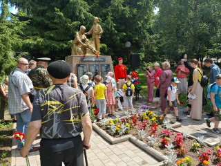22 июня у памятника Скорбящей матери в Городском парке г. Починка состоялась ежегодная Всероссийская акция «Свеча Памяти», посвященная Дню памяти и скорби - фото - 12
